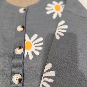 Daisy Embroidered Gray Button-Front Cardigan Sweater. Size S. New.